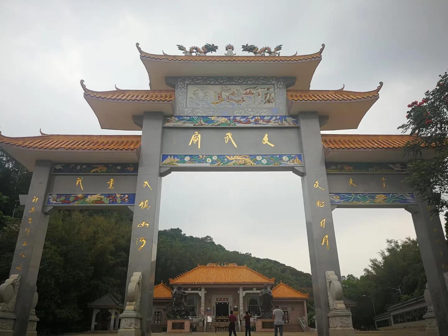 高州竹坑文武庙豪华气派  但风水却被许氏家父墓地占掉