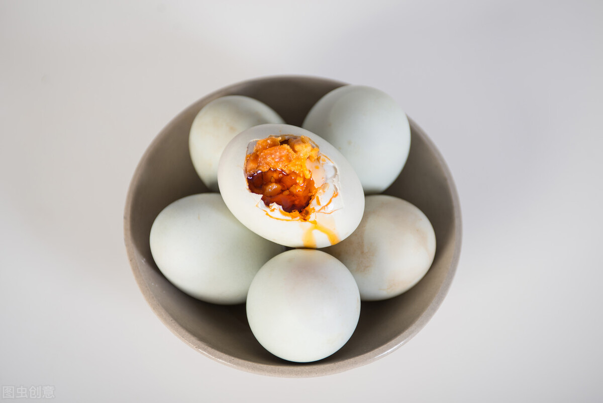 鴨蛋醃製很簡單，不要只會加鹽，多加一個步驟，鴨蛋易流油和起沙