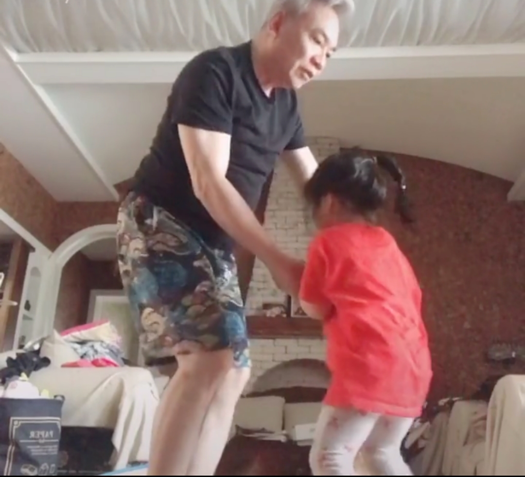 61岁老戏骨三层小洋房曝光！晚年对孙女宠溺，直