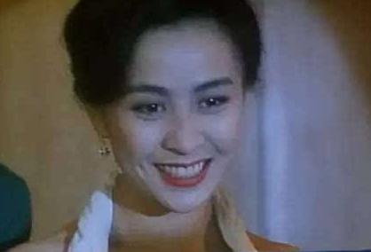 54岁刘嘉玲晨跑被拍，素颜和普通老太无差别，网