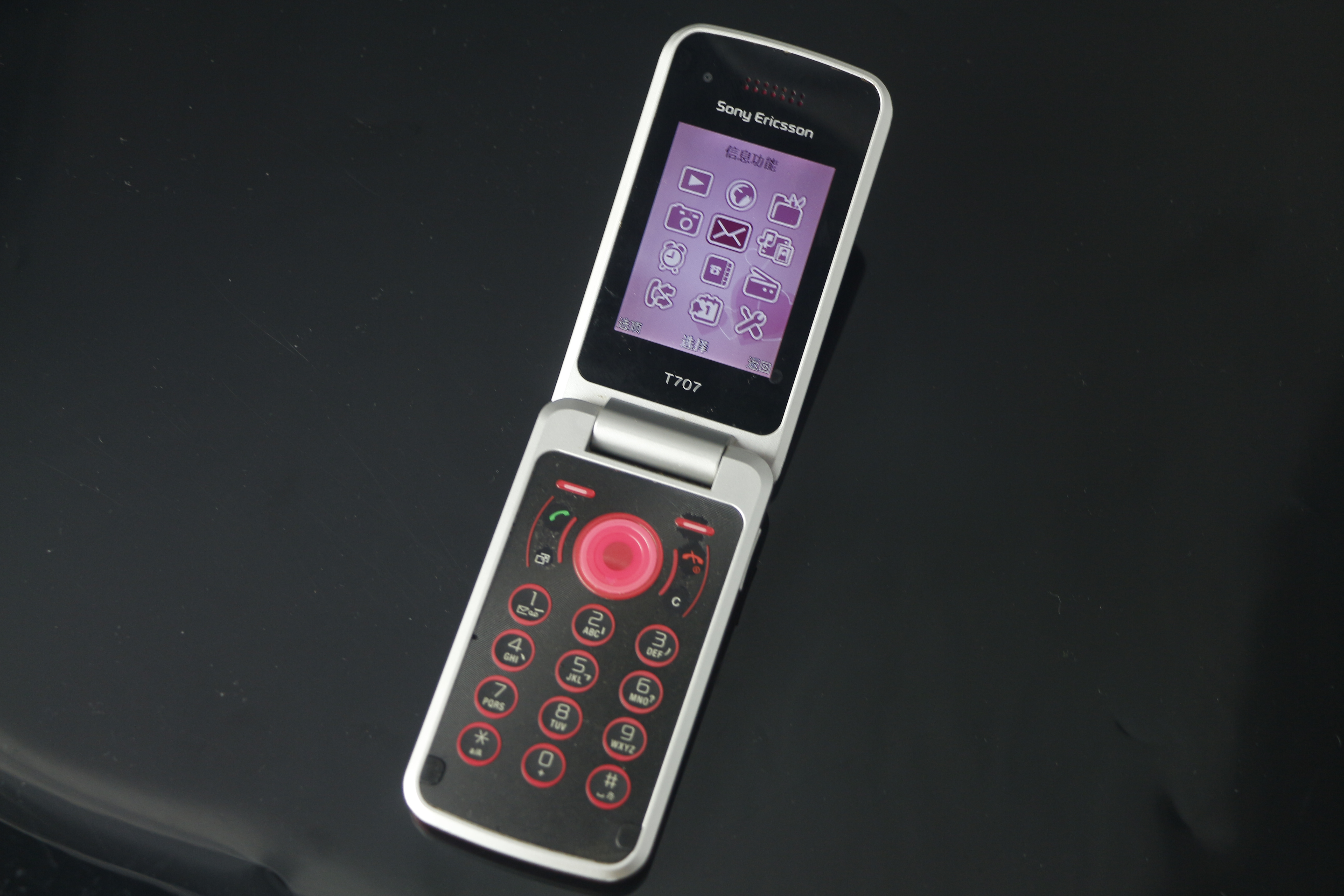 打开抽屉柜找到收藏很多年的手机上，这台索尼爱立信T707大伙儿你还记得吗？