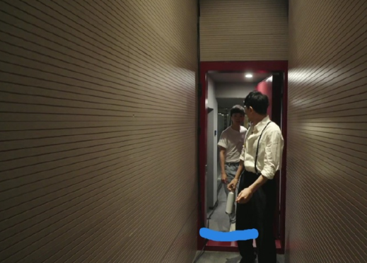 谢娜生完二胎复工，不忘与张杰撒糖，将老公保温杯随身带在身边