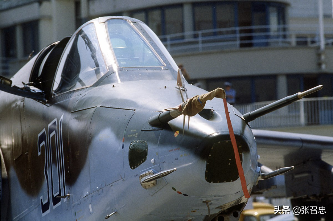 苏-25突然“走火”，险些击中法军运输机丨图说