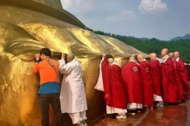 我国最高佛像，高达208米，门票120摸佛脚费50，游客依旧络绎不绝