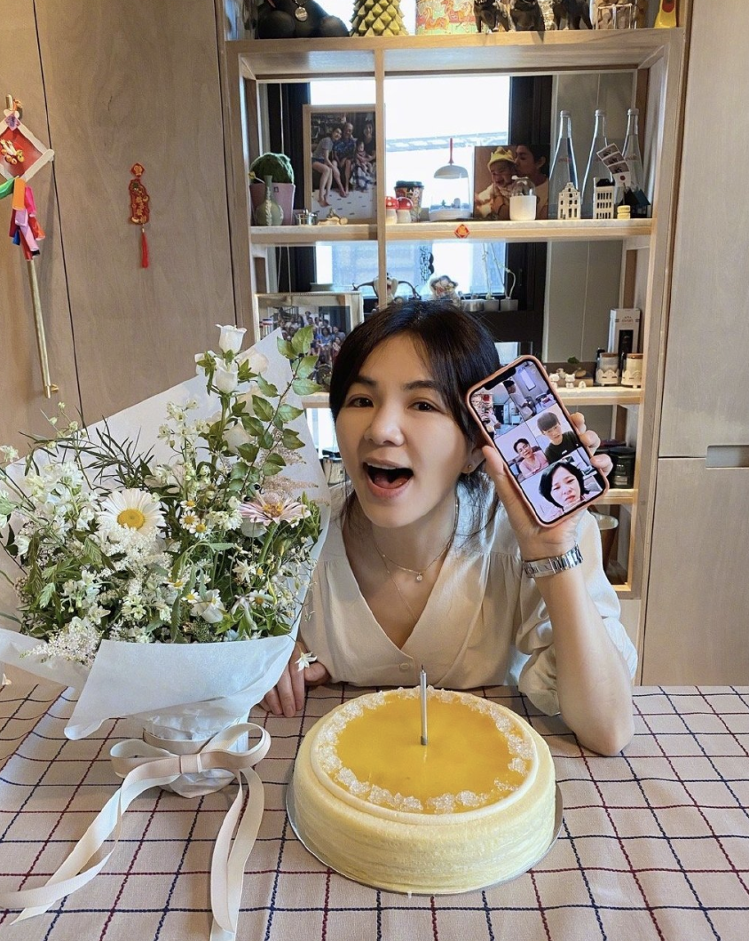 40岁Ella晒全家福庆生，与老公嘟嘴卖萌，儿子劲宝秀气如女生