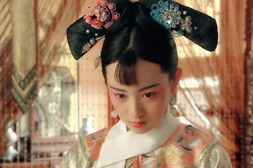 看着两个太监捆绑最爱的妃子，丢到井里溺死，