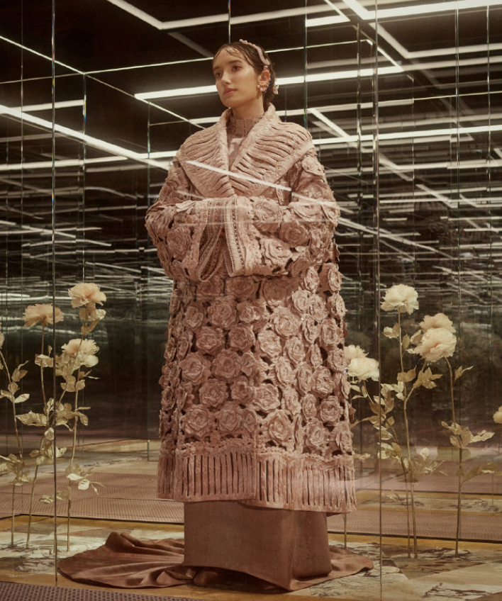 张柏芝现身高定秀T台，半永久贴头皮发型走红，