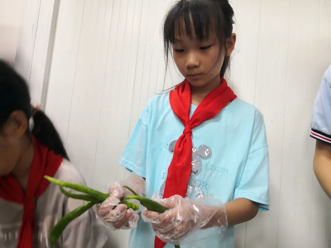 欢乐与泪水——万安小学4.1中队走进厨房学习生活技能