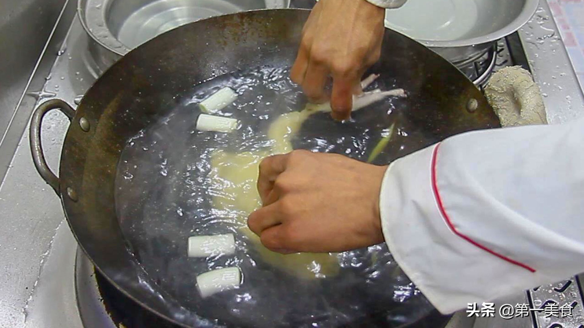 廚師長教你這樣做白斬雞，雞肉鮮香美味，原汁原味，看著就流口水