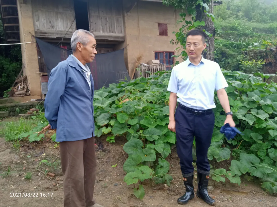 区委宣传部领导深入东沟村检查指导防汛防滑工作