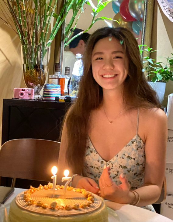 钟镇涛17岁女儿穿吊带庆生！长发茂盛肤色偏黑，脸上一对酒窝抢镜