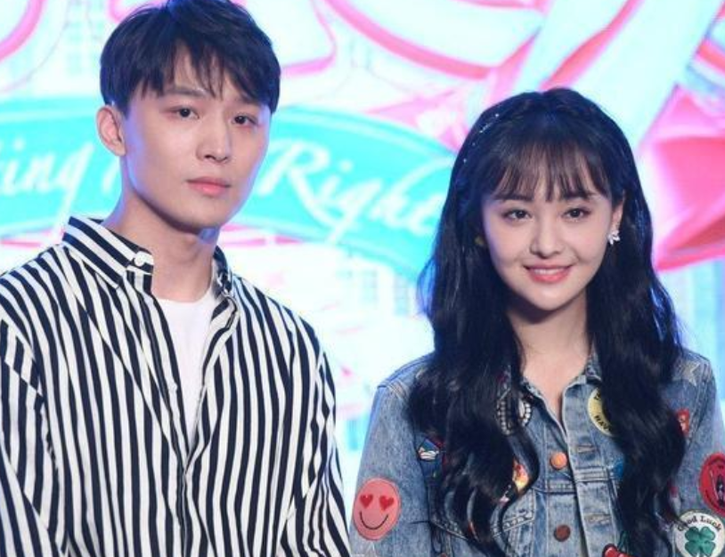 郑爽出席庭审照曝光，满面油头精神不佳，发际