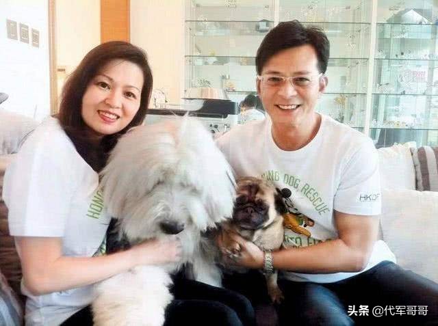 娱乐圈再传噩耗！黄日华59岁爱妻梁洁华去世，网