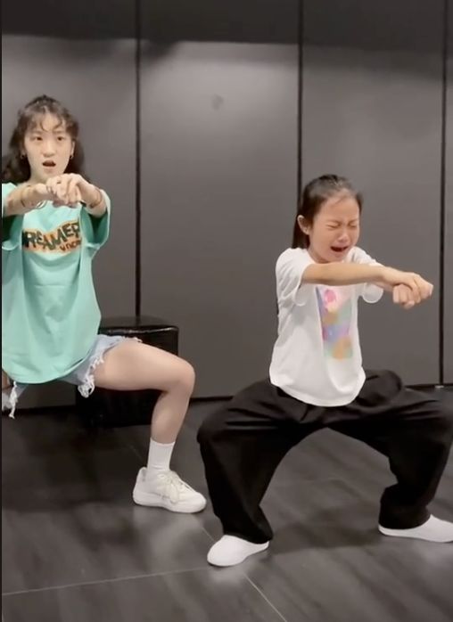 李小璐晒女儿练舞蹲马步，甜馨忍痛坚持惹人疼，网友直呼像贾乃亮