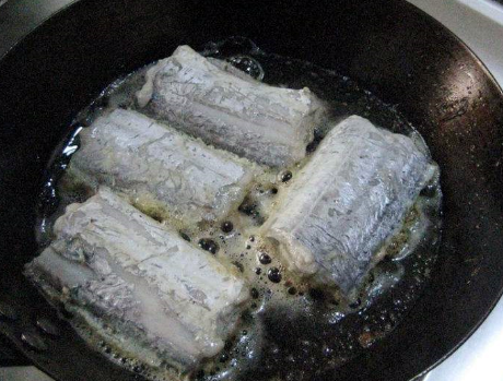 图片[5]-炸带鱼 直接裹淀粉是不对的 多加1个步骤 带鱼酥脆入味还不腥-起舞食谱网