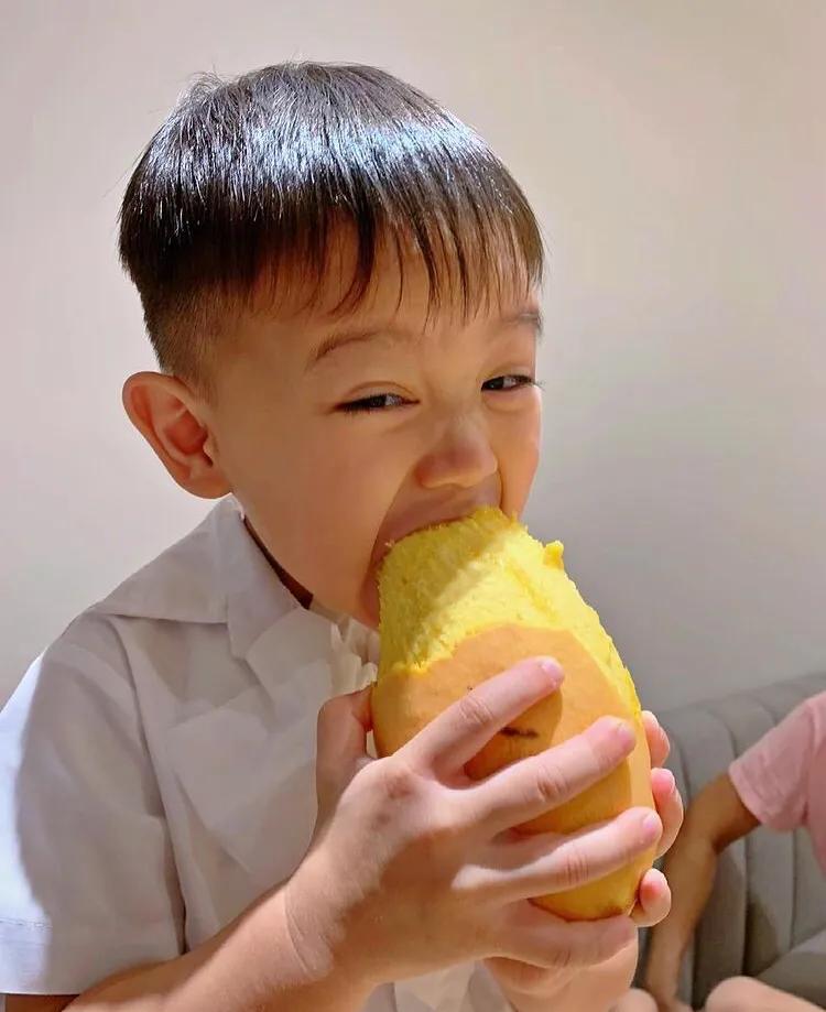 胡杏兒大兒子表演變魔術，奕霆台詞動作到位，頗有魔術師範兒