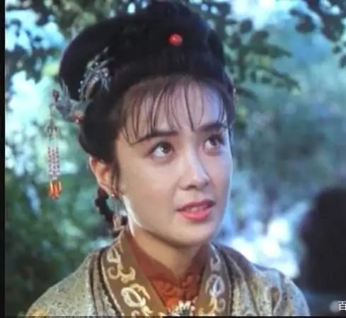 “美艳狐妃”傅艺伟的毁灭史，她的故事远比你