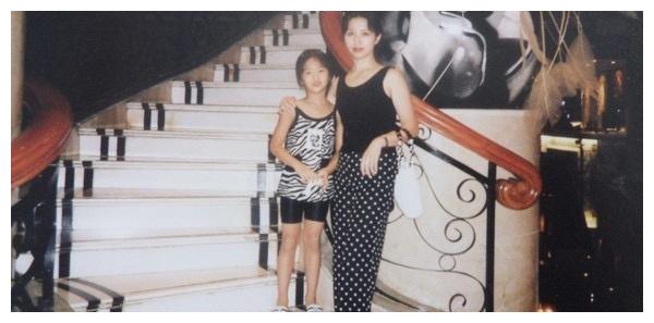 杨采钰和男友私下被拍零交流？自己是白富美，