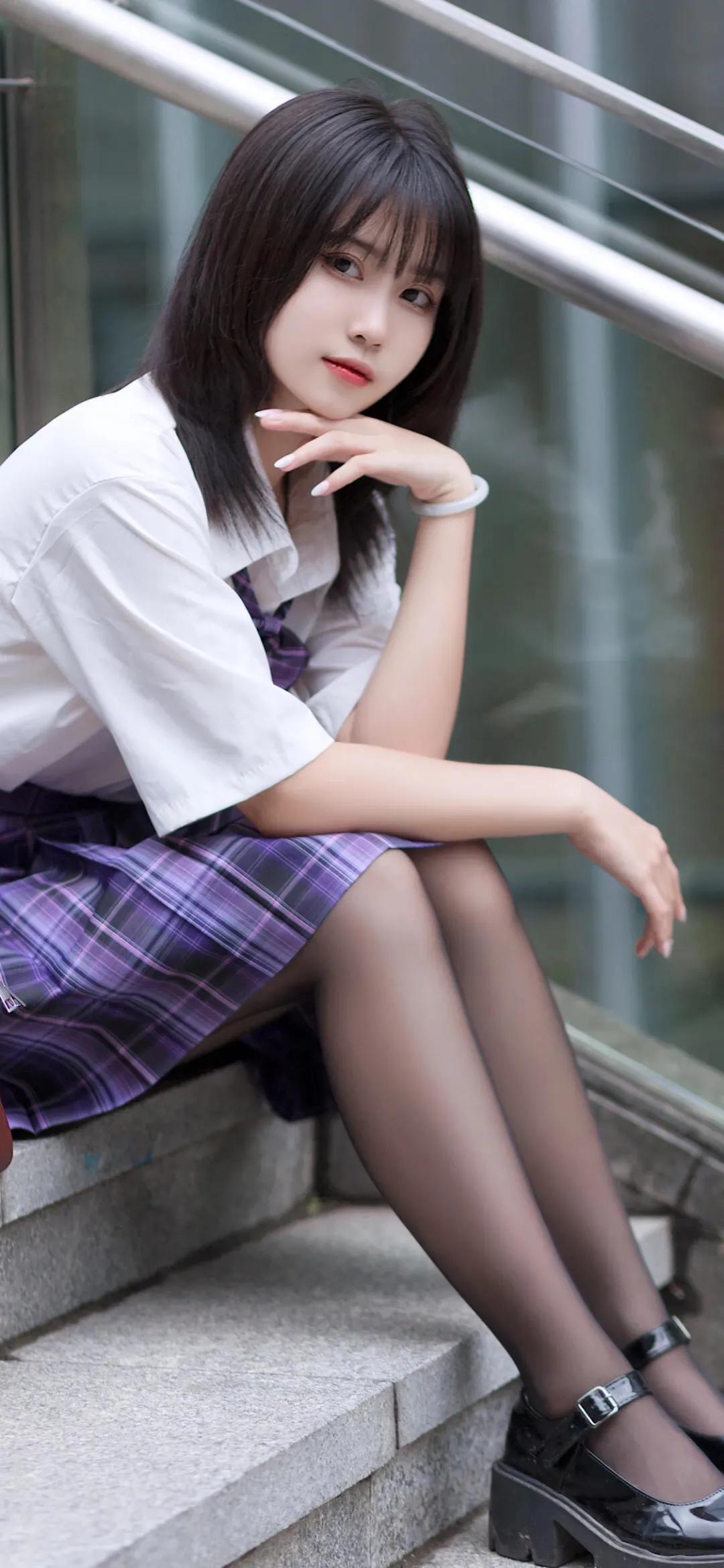 渣男壁纸 坐着翘腿侧扬美女壁纸图片