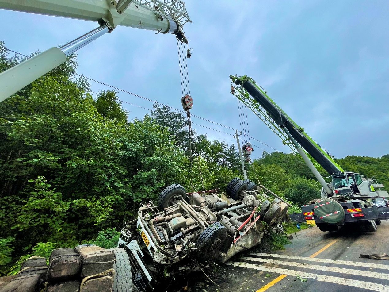 罐车满载20吨水泥侧翻深沟，龙井边境检查站紧急救援