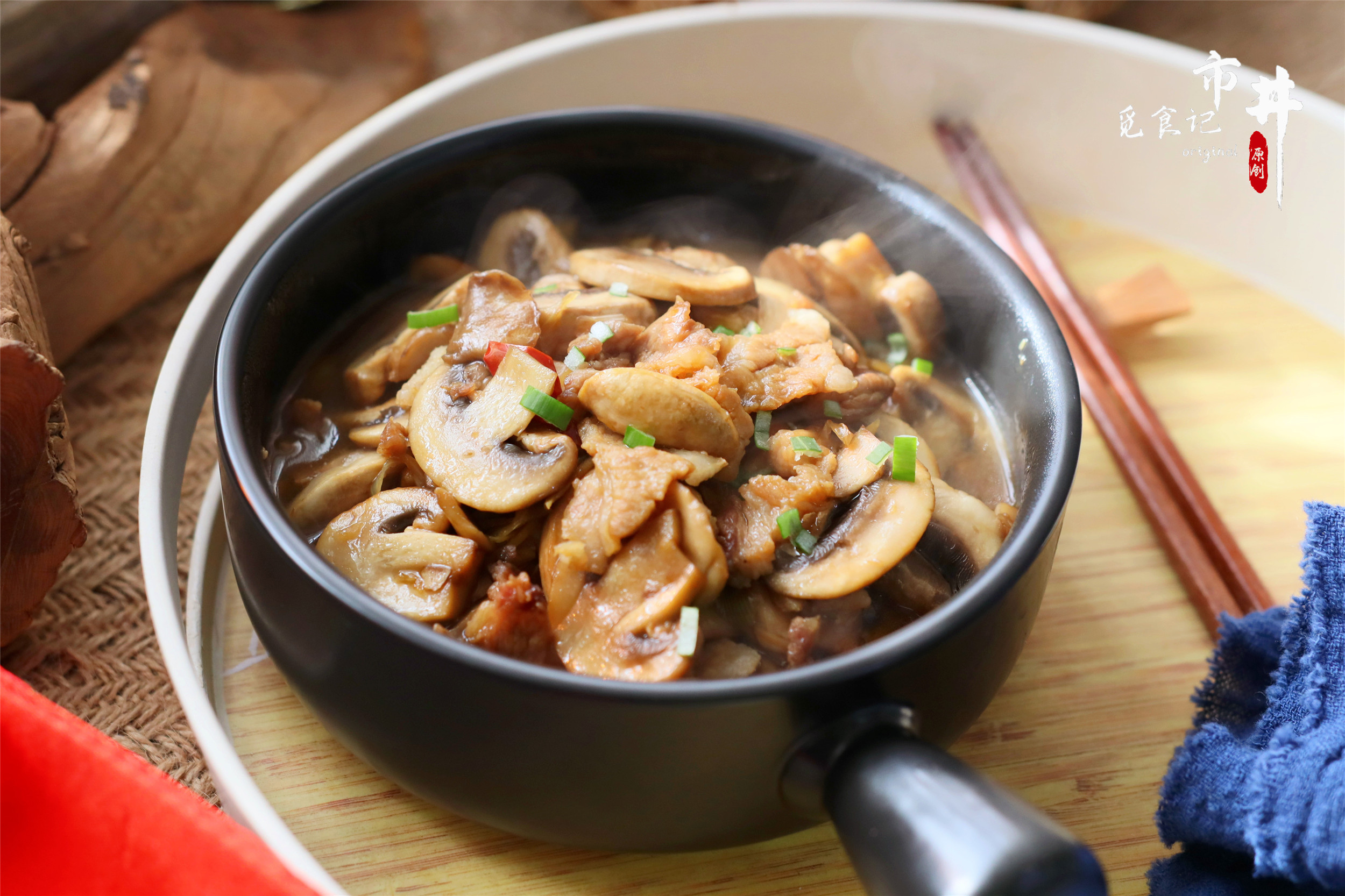 口蘑炒五花肉，想不到這麼一做，鮮味如此濃郁，吃過1次忘不掉