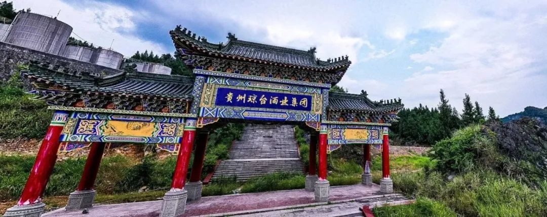中國百家媒體探秘醉仙洞，天下萬(wàn)重山，此洞酒為尊