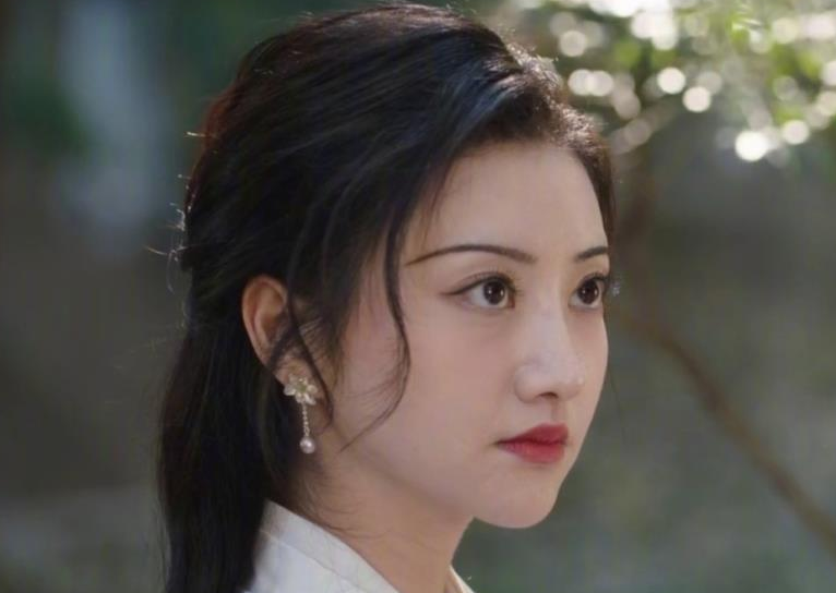 当“资源咖”却被嘲讽，如今降级口碑翻盘，景甜与她的传奇15年