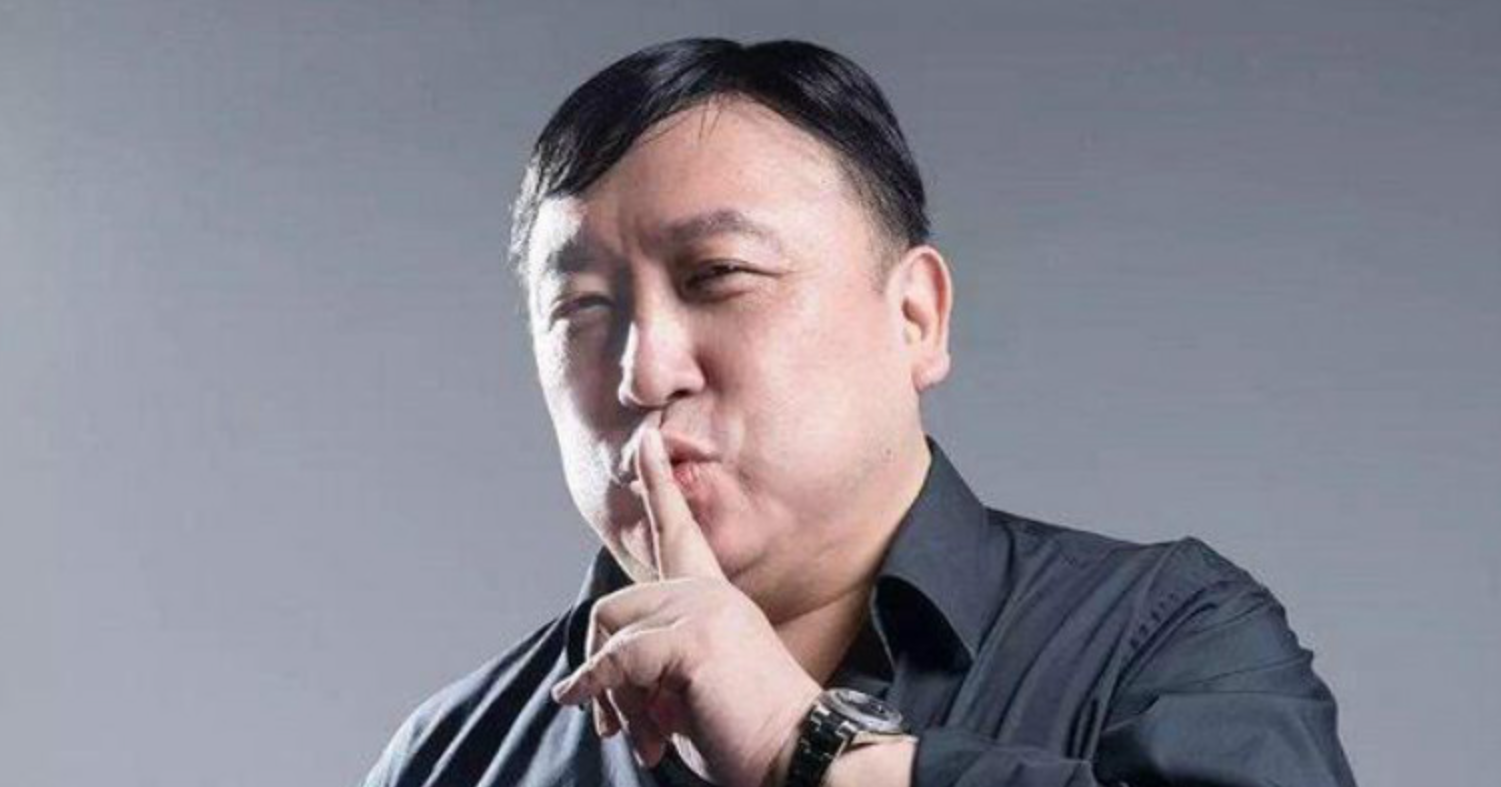 他是王晶的父亲，港片的祖师爷，去世时能让谢贤黄日华为其扶灵