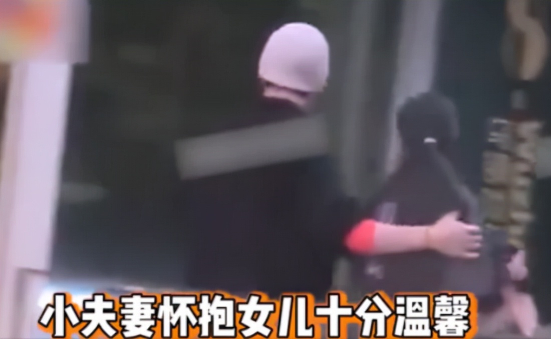 ​向太夫妇被偶遇，向华强一身名牌超时尚，坐头等舱飞北京看孙女