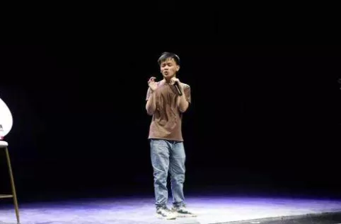 “我有病，但我不要同情！”脑瘫男孩上《脱口秀大会》，获4爆灯