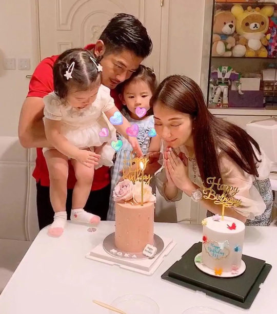 方媛曬一家四口出遊照，畫面歡樂又有愛，倆女兒穿姐妹裝超可愛