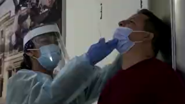 美国新冠将迎“拐点”？小心“拐”到另一个极