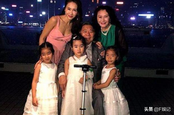 黎姿罕見曬3位女兒嬰兒時的正面照細心清潔一家五口的幸福相片