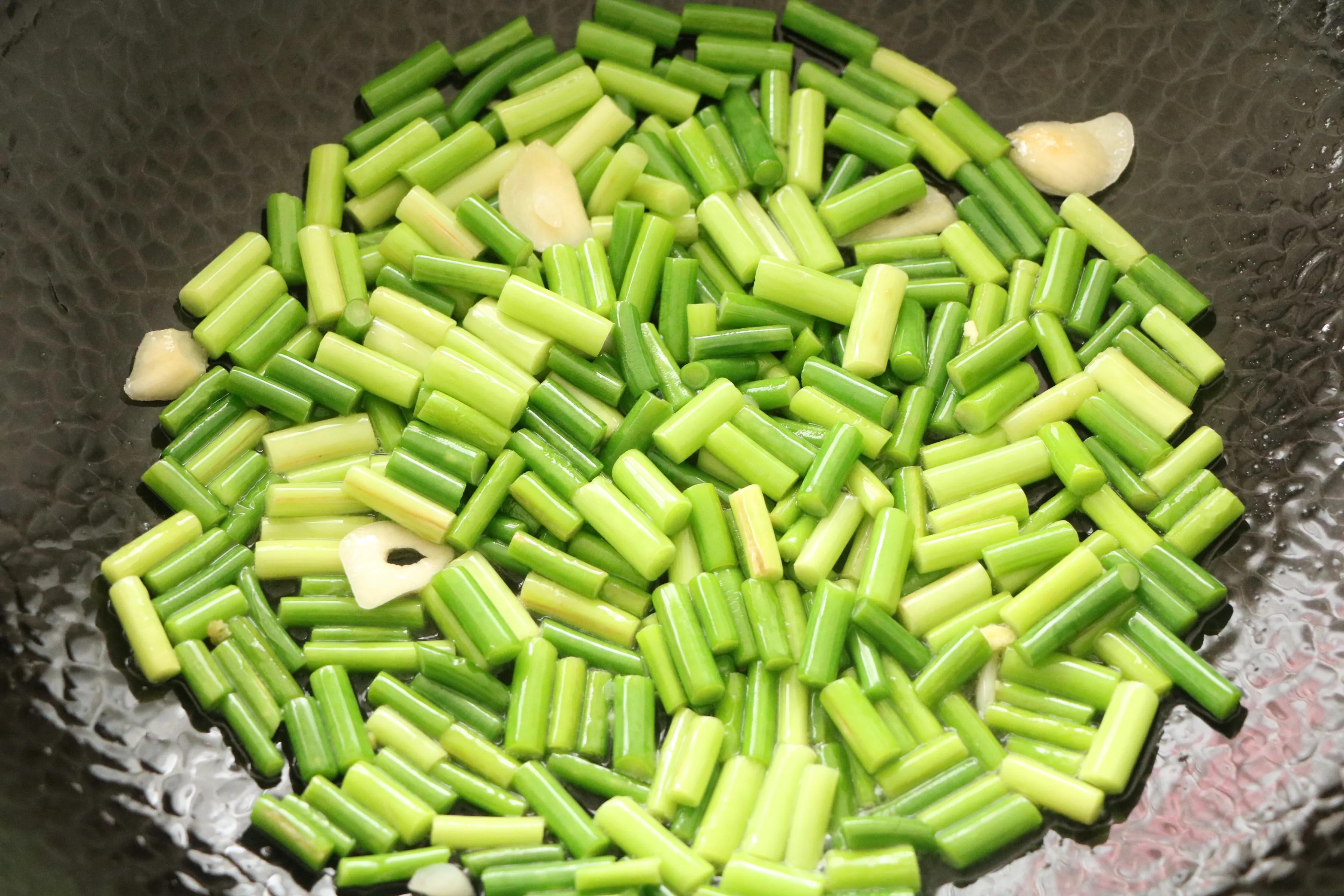 雞蛋和蒜薹的新吃法，醬香美味，鮮嫩好吃，特下飯！ 一定要試試