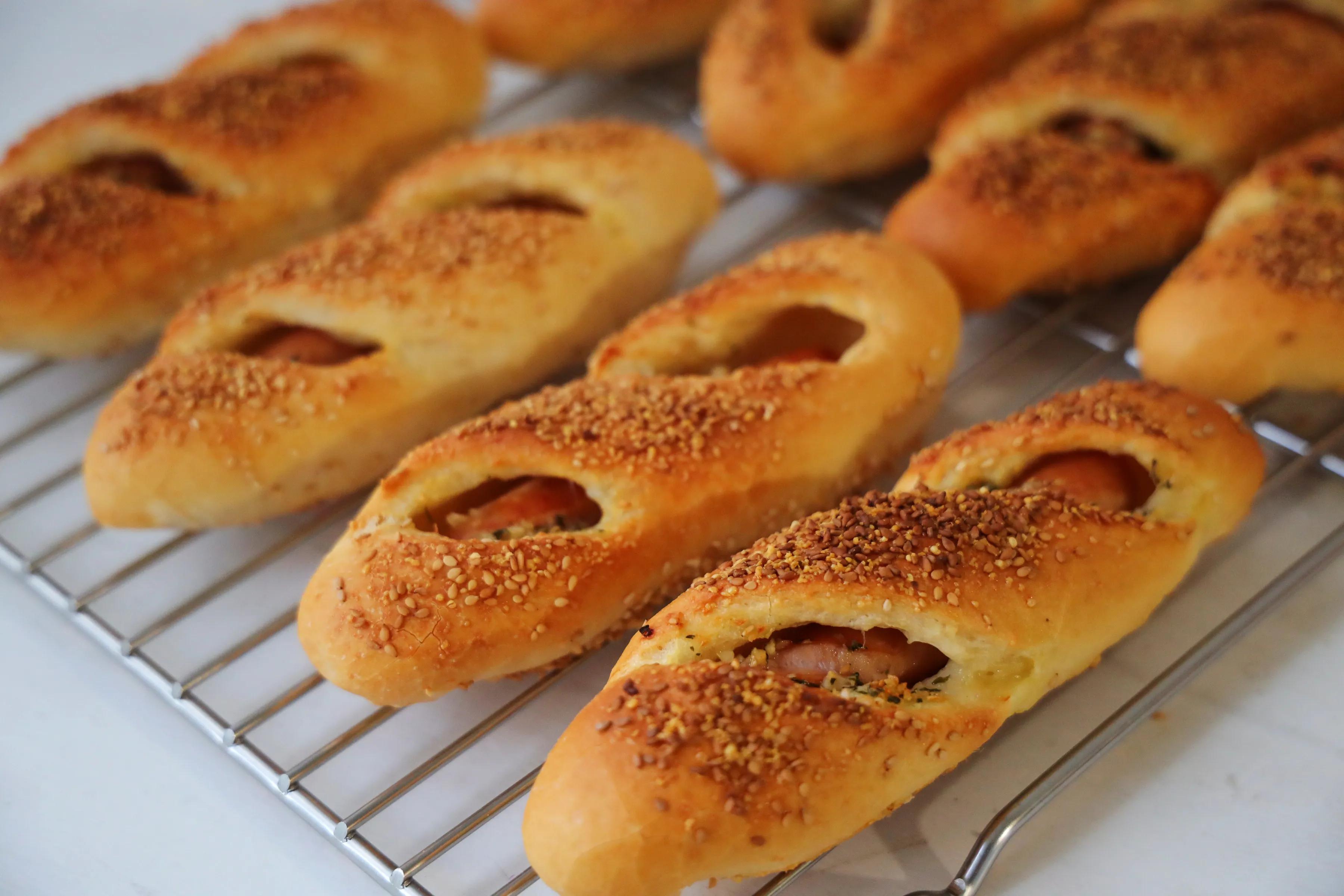 最近迷上了這個早餐麵包，不用揉出膜，簡單易做，關鍵超好吃