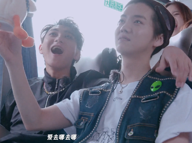 《创3》学员外出表演，黄子韬、鹿晗当“老爸”