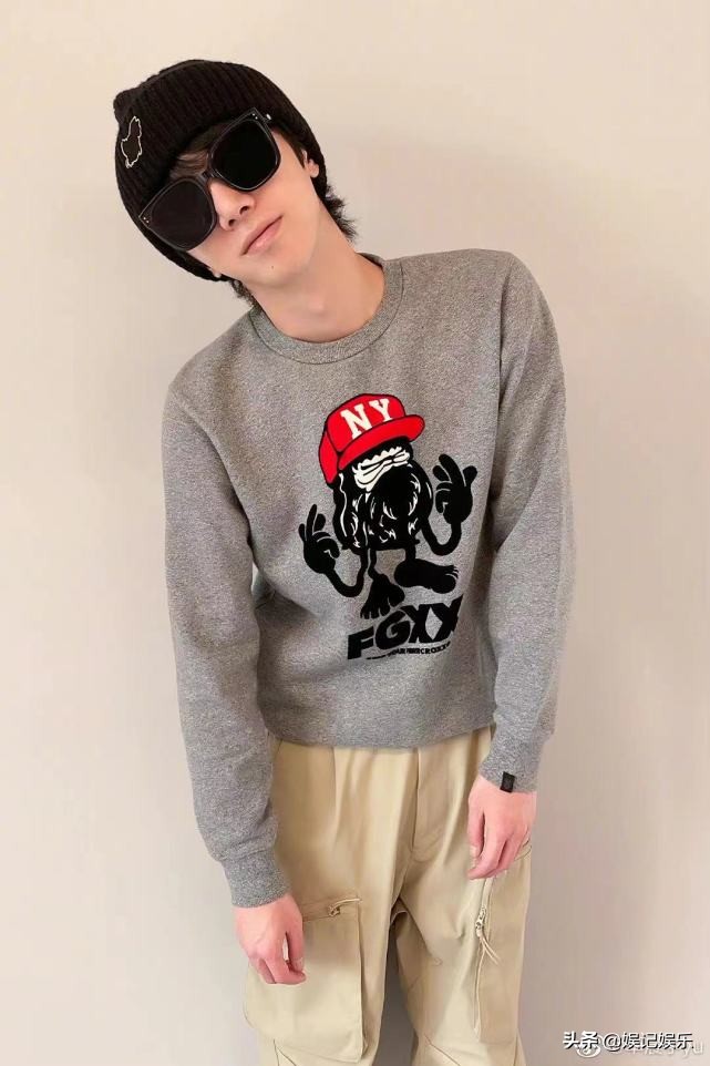 Hua Chenyu birthday, zhang Bichen nods assist to scatter candy, first trends after admitting to become Mom is sweet to everybody