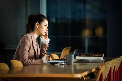 单亲家庭长大，出道14年，爱情事业双丰收｜戚薇