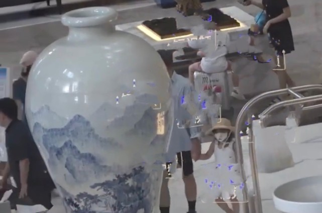 霍思燕夫妇带嗯哼出游，杜江牵着小女孩父爱大发，再被怀疑有二胎