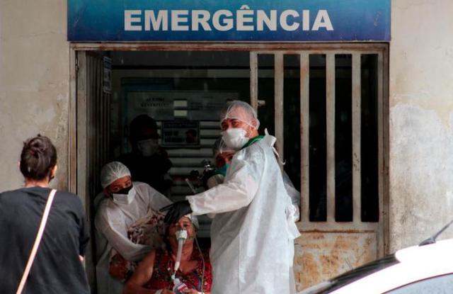 變異毒株導致巴西疫情完全失控，民眾指責總統製造“大屠殺”