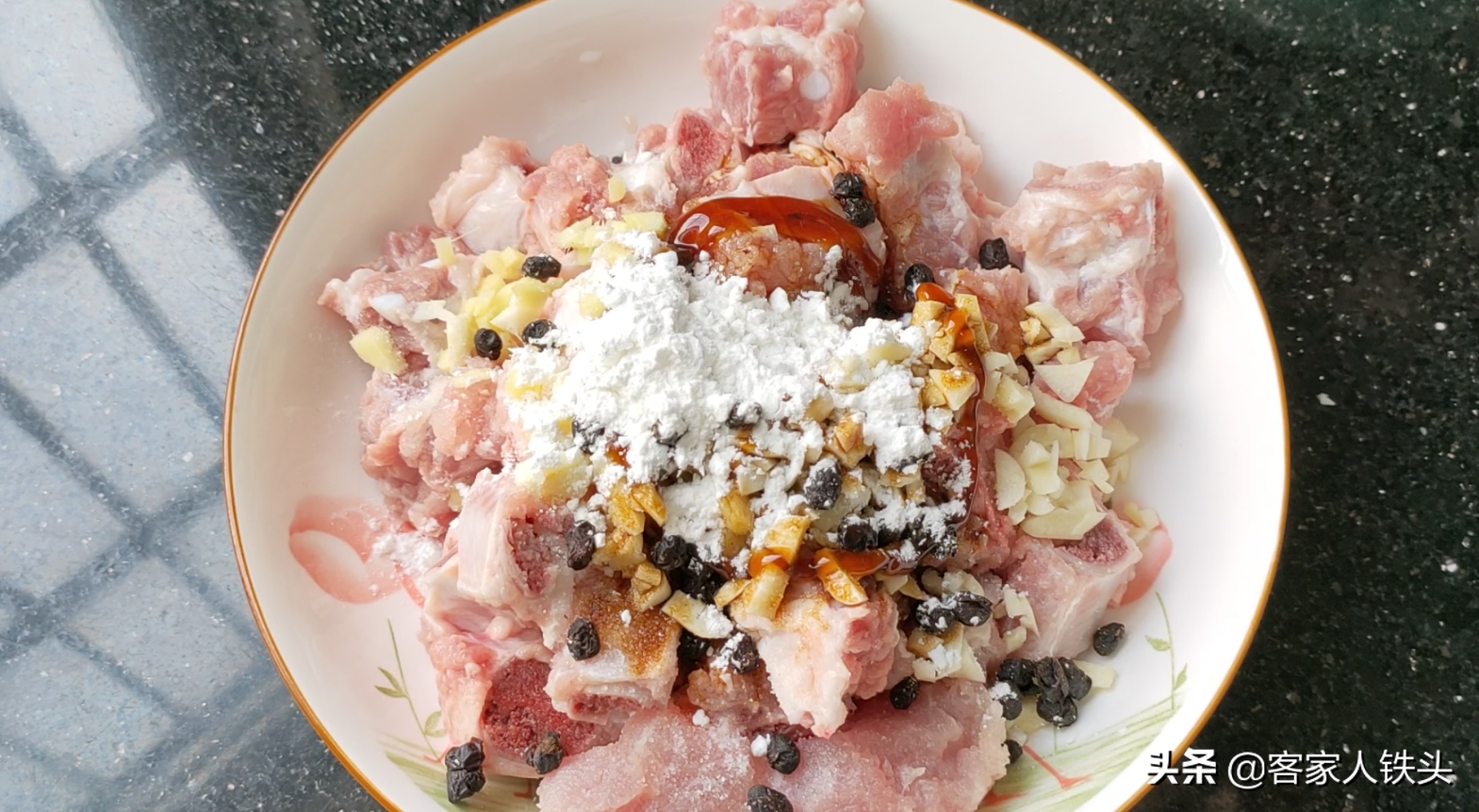 天越冷越愛吃一鍋南瓜排骨煲，口感嫩滑做法簡單，孩子搶著吃南瓜