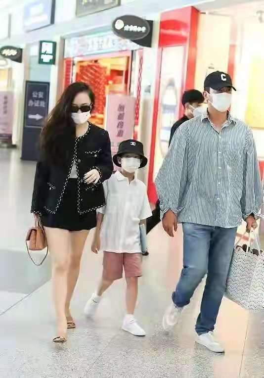 霍思燕一家高调现身！杜江穿错衣服变大妈，嗯哼戴2千帽子真阔气