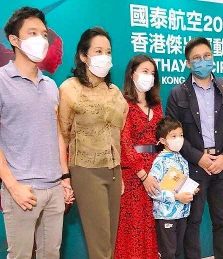 霍啟剛郭晶晶享受甜蜜二人世界，不忘做善事光顧小餐館幫助殘疾人