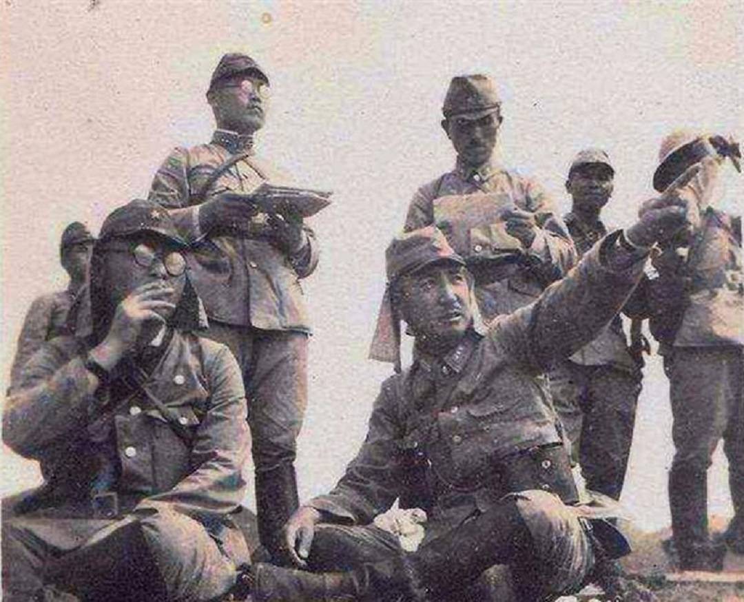 抗日战争时期：日军帽子上的两片布到底有何用