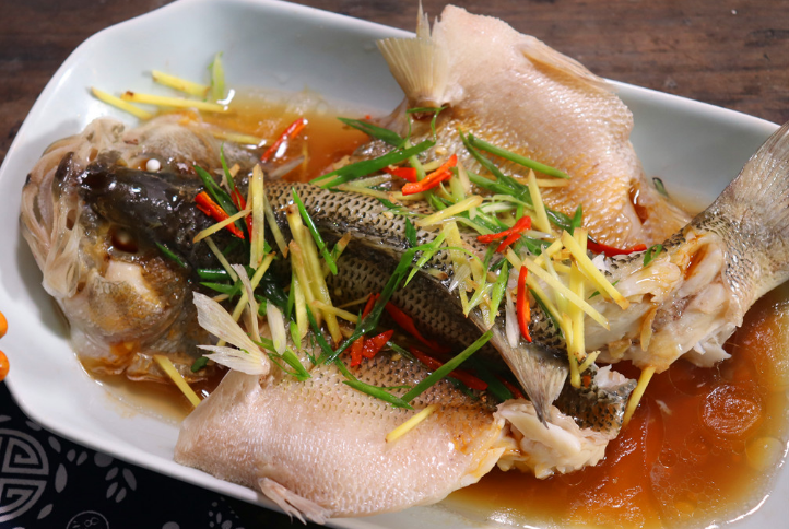做清蒸魚，總有人放“料酒和鹽”，難怪做得不好吃！ 分享正確做法