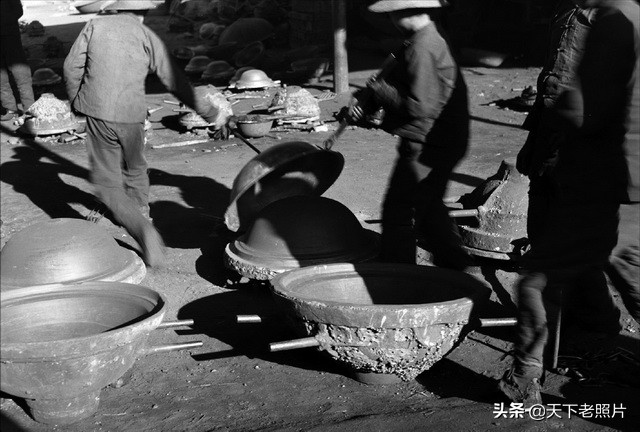民国时期北京一作坊铸造大铁锅现场实拍老照片