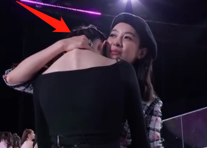 宋茜一把抱住爱哭的张艺凡，镜头突然移开那刻