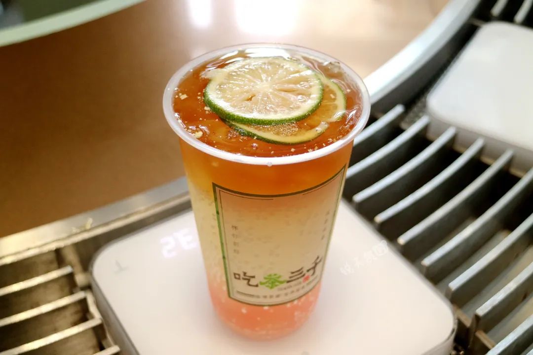 今年七夕轻奢一夏，加入整罐Perrier巴黎水的茶饮，原地封神啦