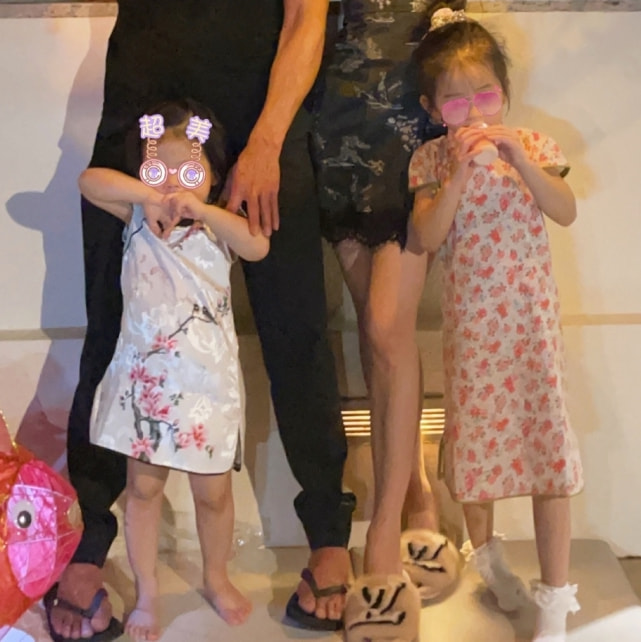 郭富城中秋节与妻女豪宅天台赏月，方媛和俩女儿穿旗袍太美了