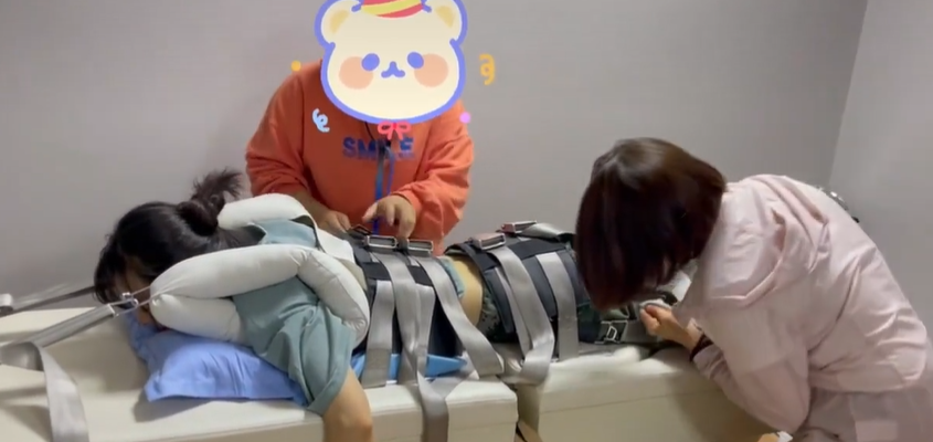 41岁张静初罕露面，做牵引治疗被吓一跳，因太瘦了医生感叹绑不住